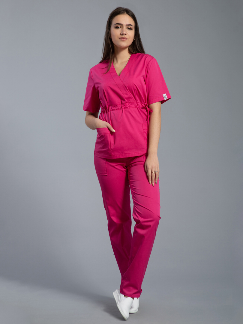 Медицинская одежда производители. Костюм медицинский женский. Розовый хирургический костюм. Медицинский костюм женский модный. Хирургический костюм женский розовый.